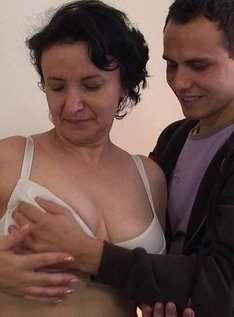 Молодой парень ебет старуху